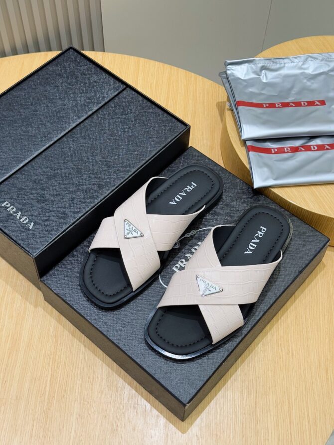 Prada's latest slippers are synchronized with the official website
